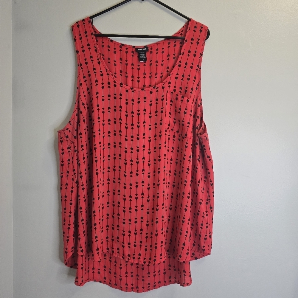 Torrid Sleeveless Blouse Tank Size 3 Red Black Arrows Polyester